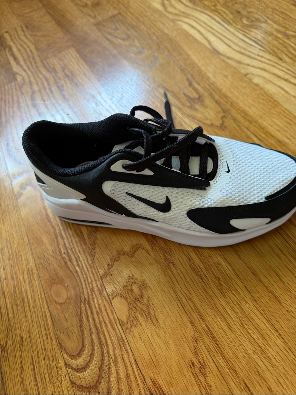 Nike women’s Black and White Athletic Trainers size 8 - Picture 3 of 3